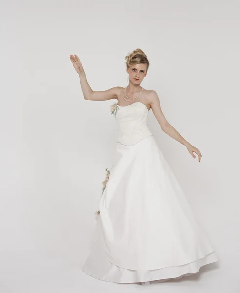 Schöne blonde Braut trägt Hochzeitskleid — Stockfoto