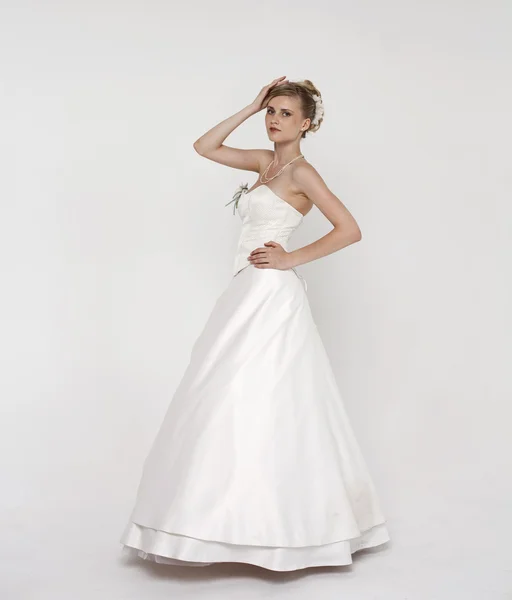 Gyönyörű szőke menyasszony menyasszonyi ruha viselése — Stock Fotó