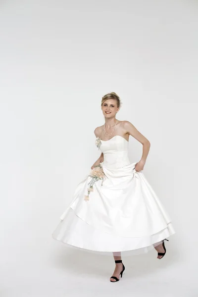 Mooie blonde bruid dragen trouwjurk — Stockfoto