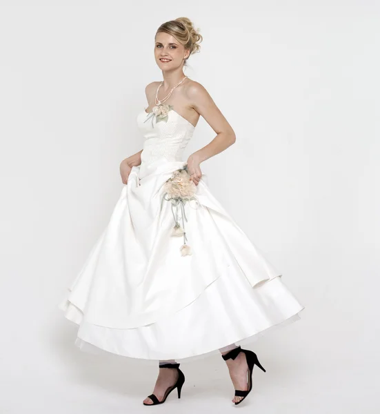 Красивая блондинка невеста в свадебном платье — стоковое фото
