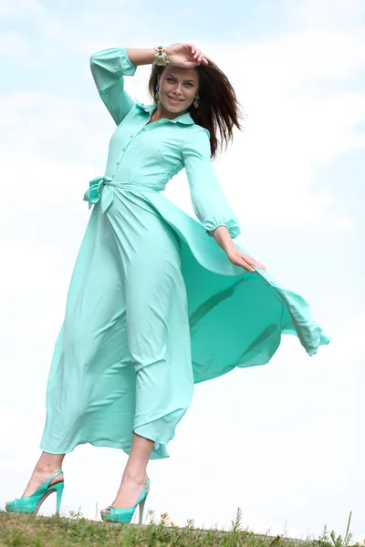 Jovem mulher atraente em vestido verde — Fotografia de Stock