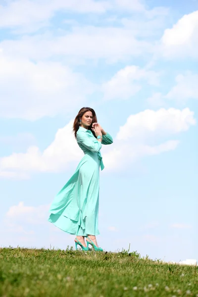 Atractiva mujer joven en vestido verde —  Fotos de Stock