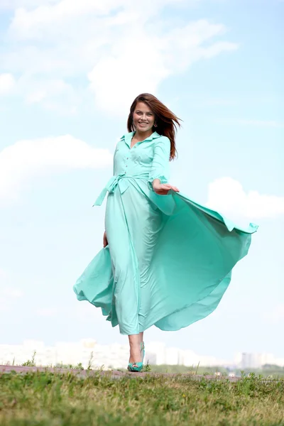 Yeşil elbiseli çekici genç kadın — Stok fotoğraf