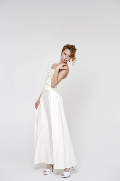 美しい金髪の花嫁のウェディング ドレスを着ています。 — ストック写真