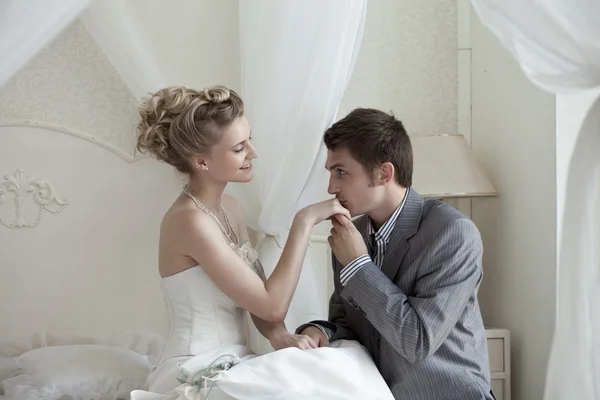 Recién casados antes de la noche de bodas — Foto de Stock