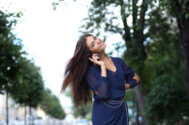 mutlu bir kadın telefonla konuşuyor