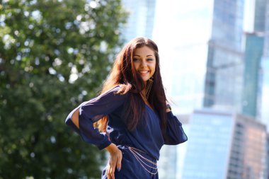 güzel bir genç kadın yaz parkta yürüyüş