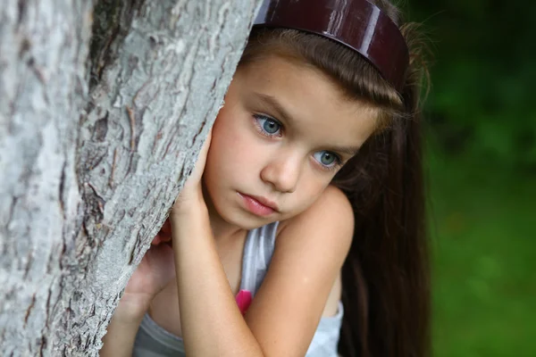 Portrett av en vakker liten pike – stockfoto