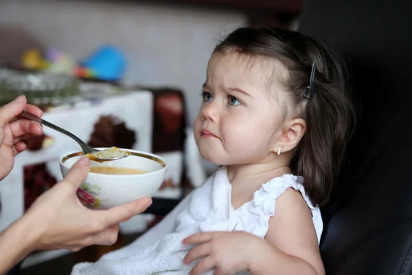 Babymeisje eten van soep — Stockfoto