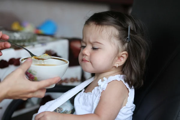 Kis baba lány eszik leves — Stock Fotó