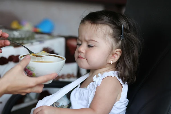 Niña comiendo sopa —  Fotos de Stock