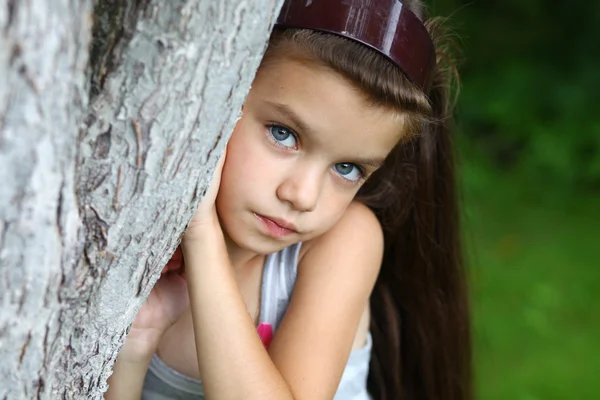 Portrett av en vakker liten pike – stockfoto