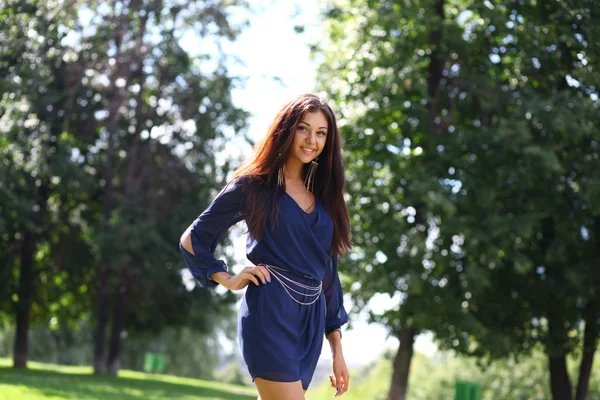 Beautiful young woman walking on the summer park — Stock Photo, Image