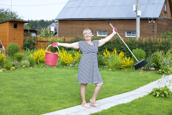 Rentner im Landhaus mit Eimer und Wischmopp — Stockfoto