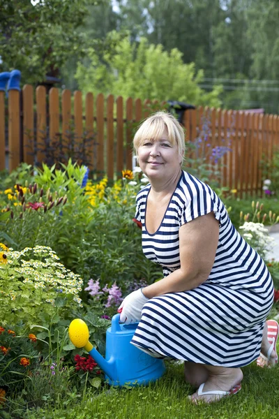 Mulher madura no jardim — Fotografia de Stock