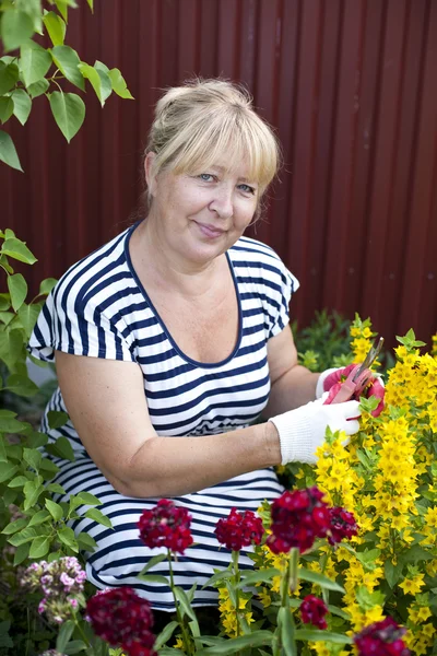 Mogen kvinna i trädgården — Stockfoto