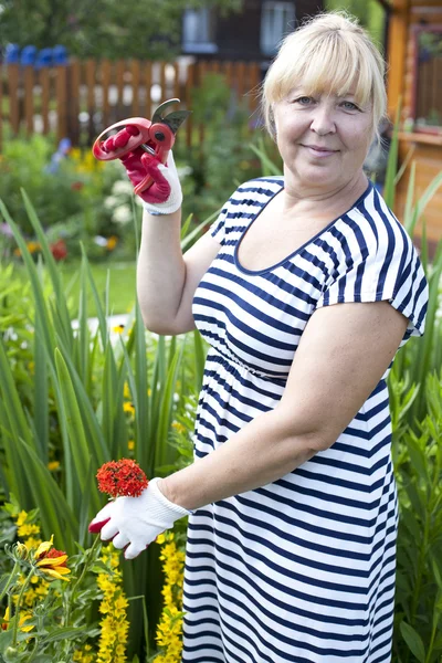 Volwassen vrouw in de tuin — Stockfoto