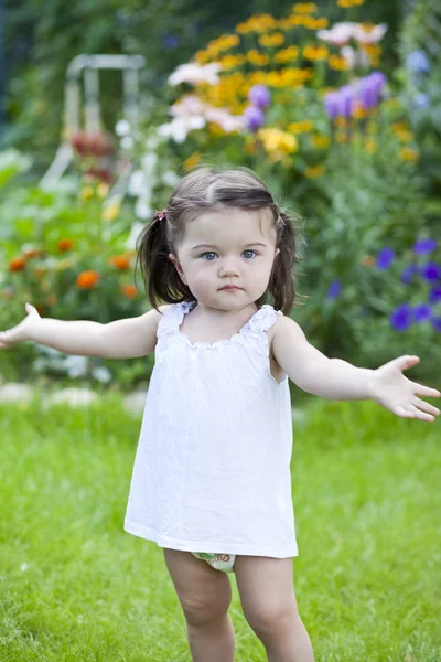 Портрет красивой маленькой девочки — стоковое фото