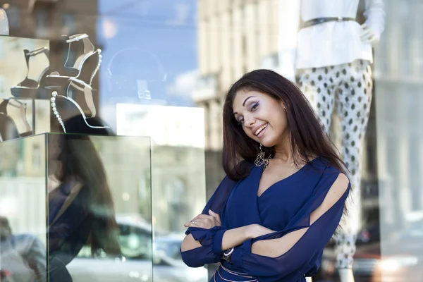 Young woman looking at shop window boutique — Stok fotoğraf