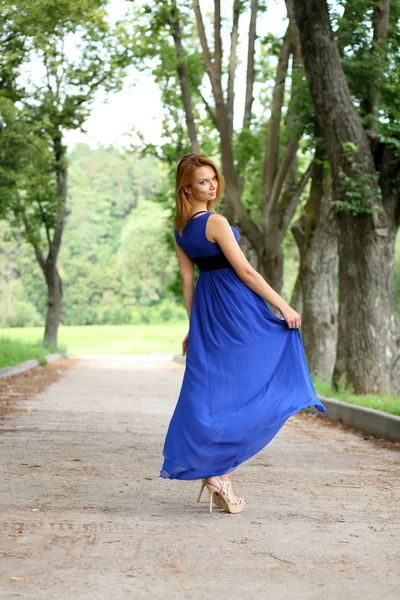 Bella giovane donna che cammina sul parco estivo — Foto Stock