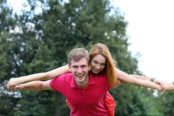 Feliz joven pareja enamorada en el parque —  Fotos de Stock