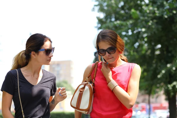 Dos mujeres jóvenes caminando en la ciudad de verano — Foto de Stock