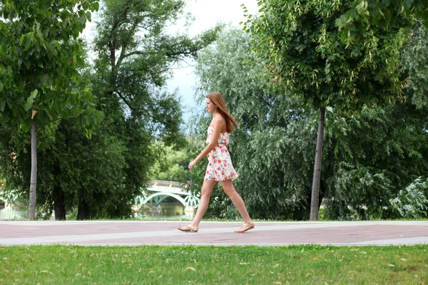 Молодая женщина гуляла по летнему парку — стоковое фото
