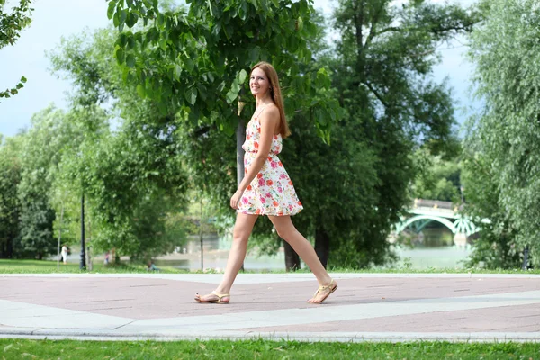 아름 다운 젊은 여자 여름 공원에 산책 — 스톡 사진