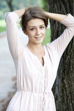 Genç ve güzel kadının portresi.