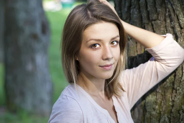 Schöne junge Frau — Stockfoto