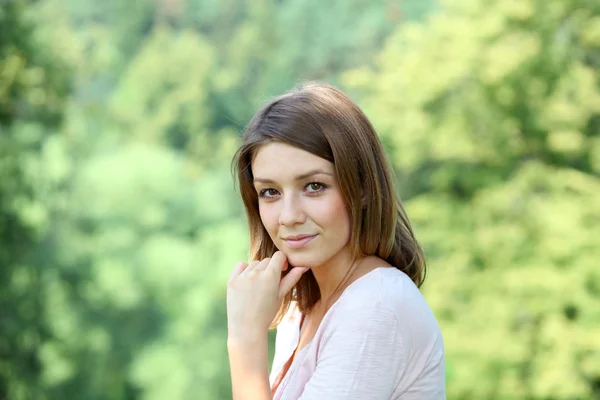 Mooie jonge vrouw — Stockfoto