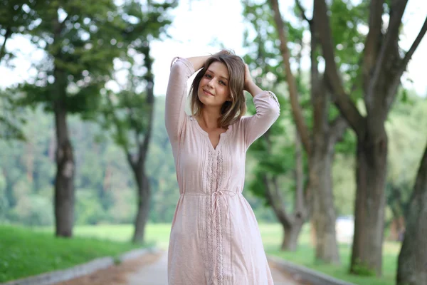 美しい若い女性は、夏の公園でウォーキング — ストック写真