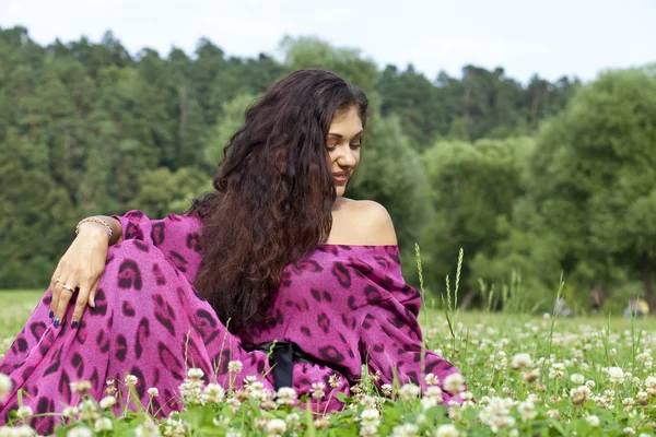 緑の芝生の上に座っている若い女性の肖像画 — ストック写真