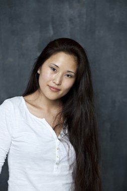 duvar dibinde duran Asya genç kadın