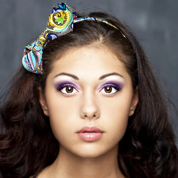 Retrato de una joven con un borde en la cabeza — Foto de Stock