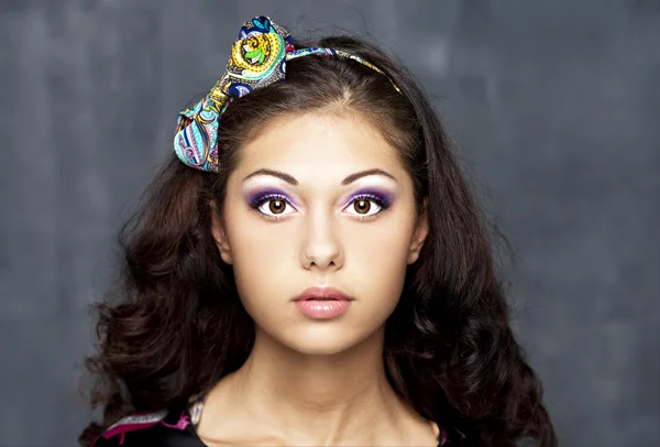Porträt einer jungen Frau mit einem Rand auf dem Kopf — Stockfoto