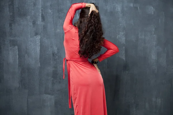 Портрет задней женщины в красном сексуальном платье — стоковое фото
