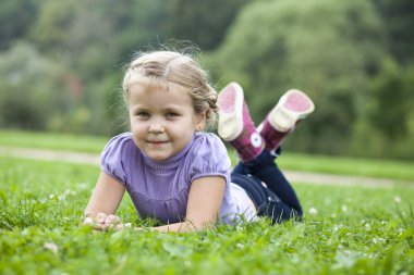 Yaz günü çayırda tatlı küçük bir kız.