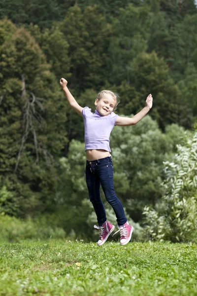 Felice bambina saltando in giorno d'estate — Foto Stock