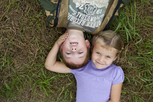 Bambini sdraiati sull'erba verde del parco — Foto Stock