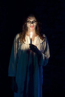 kanlı ve korkunç görünümlü zombi kadın