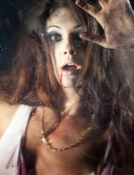 Mulher assustada atrás do vidro — Fotografia de Stock