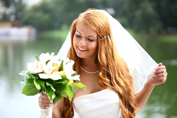 Vackra röda hår bruden bära brudklänning — Stockfoto