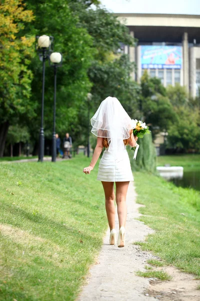 Schöne rote Haare Braut trägt Hochzeitskleid — Stockfoto