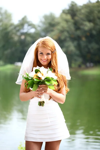 Bella sposa capelli rossi indossa abito da sposa — Foto Stock