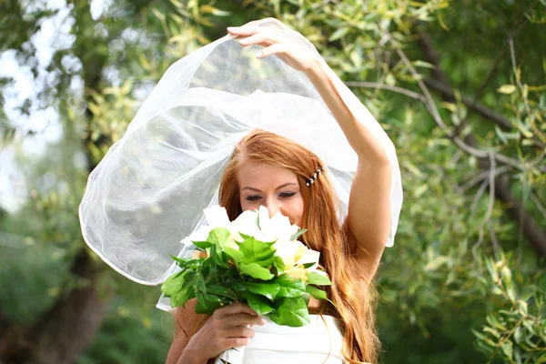 Красива руде волосся наречена в весільній сукні — стокове фото