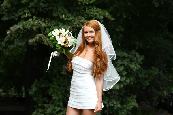 Bela noiva de cabelo vermelho usando vestido de noiva — Fotografia de Stock