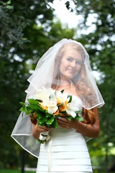 美しい赤毛の花嫁のウェディング ドレスを着ています。 — ストック写真