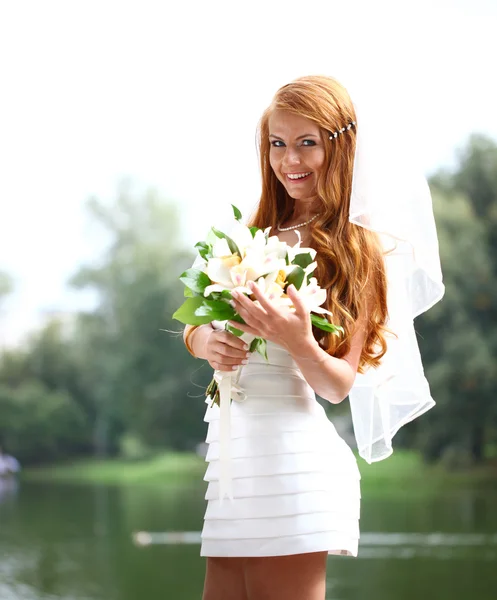 Bella sposa capelli rossi indossa abito da sposa — Foto Stock