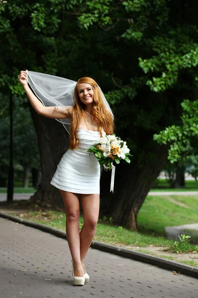 Gyönyörű vörös hajú menyasszony menyasszonyi ruha viselése — Stock Fotó